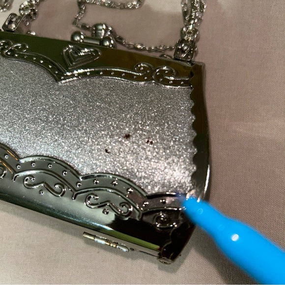 Elegant Silver Handbag with Chain Strap - Picture 10 of 10